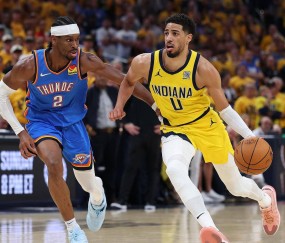 包含赛地聚焦——NBA总决赛加时末段热度飙升；上海海港扳平良机；质疑声仍在；数据趋势出现新变化的词条-安博体育